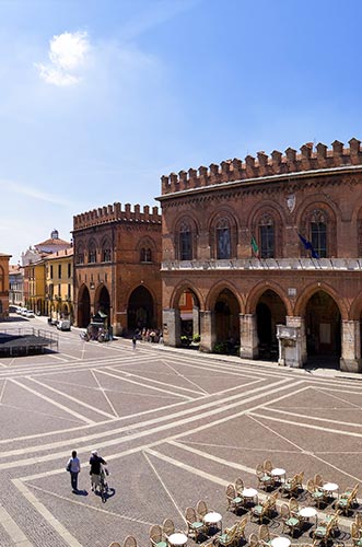 Cosa-Vedere-a-Cremona-Piazza-del-comune.jpg